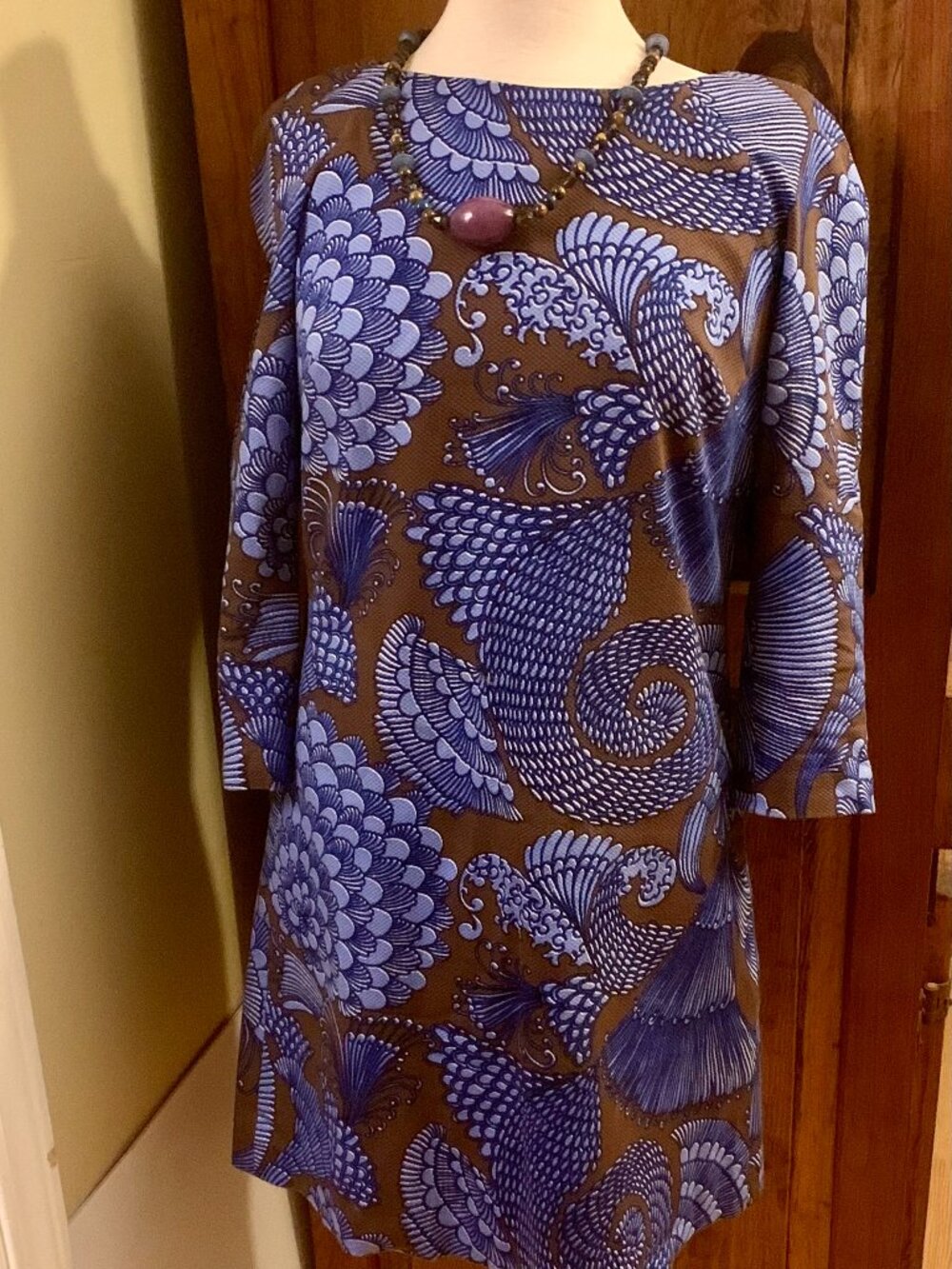 Elizabeth McKay modest size 6 dress with necklace